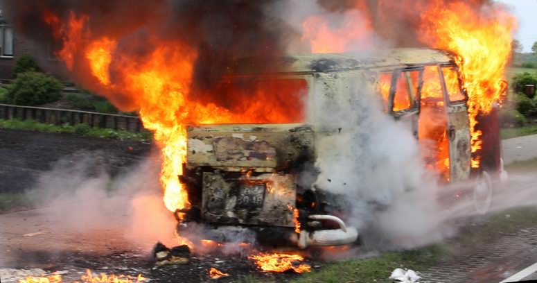 Oldtimer Volkswagen T1busje brandt volledig uit